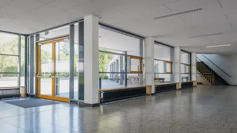 Blick in ein sauberes Schulgebäude